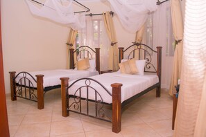 Desk, free cribs/infant beds, rollaway beds, free WiFi - Lindrin Lodge (Moshi)