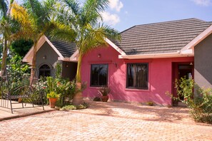 Outdoor pool, pool umbrellas, sun loungers - Lindrin Lodge (Moshi)