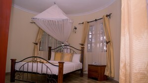 Desk, cribs (free), rollaway beds (surcharge), WiFi (free) - Lindrin Lodge (Moshi)