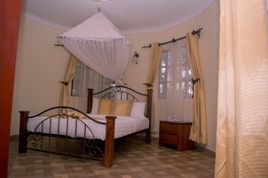 Meja kerja, tempat tidur bayi gratis, dan tempat tidur lipat/tambahan