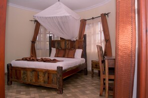 Bureau, lits bébé (gratuits), lits pliants/supplémentaires