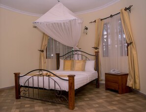 Desk, free cribs/infant beds, rollaway beds, free WiFi - Lindrin Lodge (Moshi)