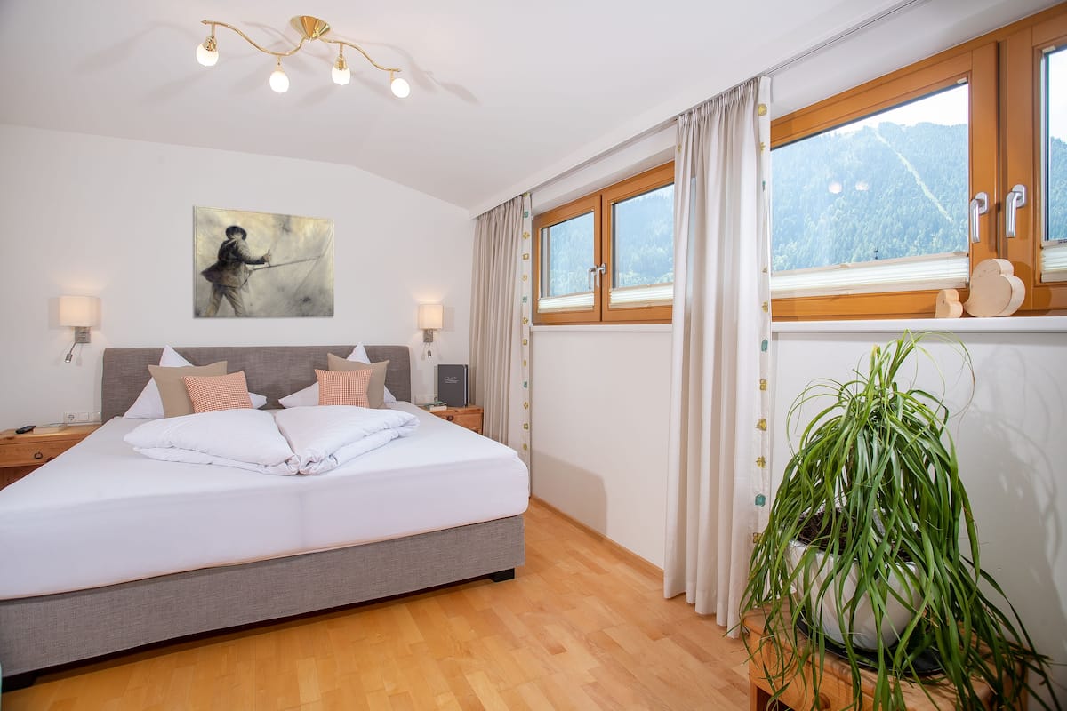 Appartement | Een kluis op de kamer, een bureau, gratis wifi, beddengoed