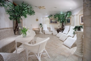 Een sauna, een stoombad, sportmassages