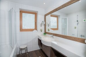 Bathroom - Hotel Christina am Achensee (Eben am Achensee)
