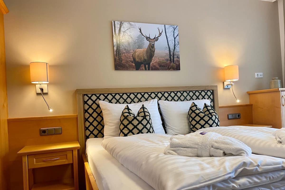 Tweepersoonskamer, uitzicht op meer | Een kluis op de kamer, een bureau, gratis wifi, beddengoed