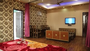Phòng Deluxe, 1 giường đôi, không hút thuốc | Bàn