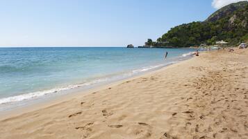 Una spiaggia nelle vicinanze