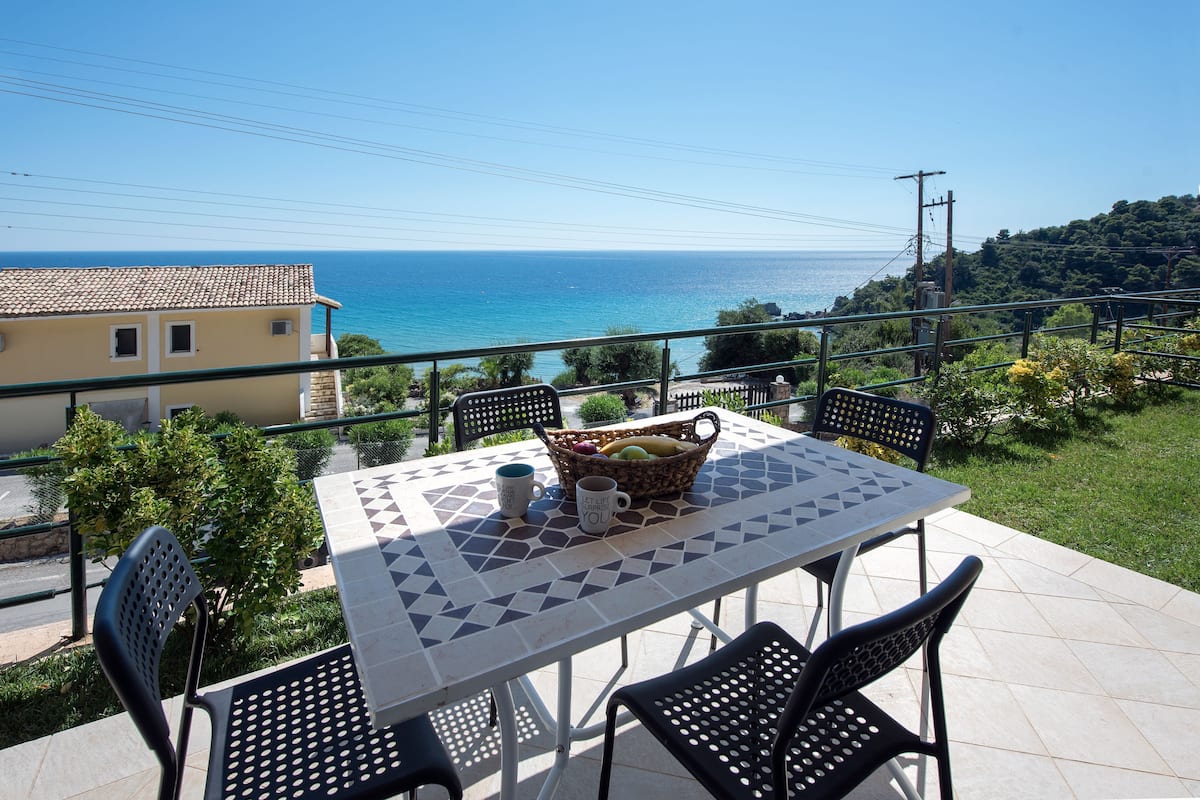 Appartamento Superior, 2 letti matrimoniali, non fumatori, vista mare | 1 camera, tende oscuranti, insonorizzazione, ferro/asse da stiro