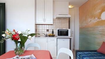 Panoramic-Apartment, 1 Doppelbett und Schlafsofa, Meerblick | Essbereich im Zimmer