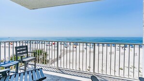 Un balcone con vista sulla spiaggia e sull'oceano.