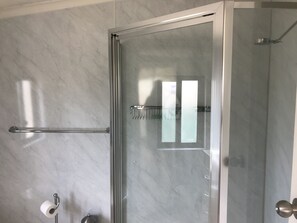 Douche, serviettes fournies, savon, papier toilette