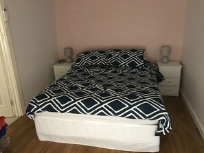 4 habitaciones, tabla de planchar con plancha, wifi y ropa de cama 