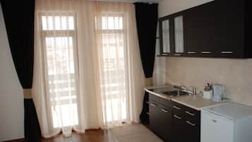 Fridge, stovetop, coffee/tea maker, electric kettle