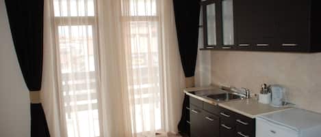 Fridge, stovetop, coffee/tea maker, electric kettle