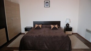 Schreibtisch, Verdunkelungsvorhänge, schallisolierte Zimmer