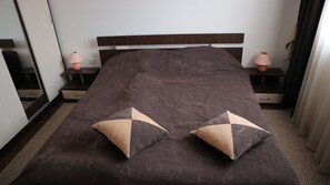 Desk, blackout curtains, soundproofing, iron/ironing board - Pirin Palace White Apartments (Bansko)