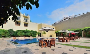 Outdoor pool - Westend Inn (New Delhi)