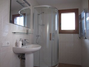 Shower, hair dryer, towels - Stone house 200m from the beach, in the heart of Costa Brava. (Begur)