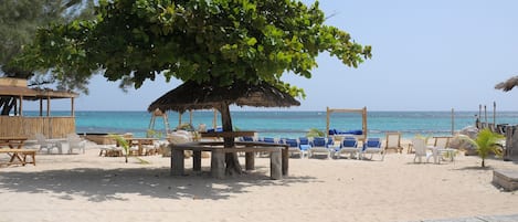 Vlak bij het strand, ligstoelen aan het strand