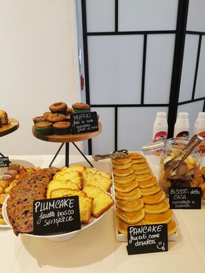 Petit déjeuner buffet (7 EUR par personne)