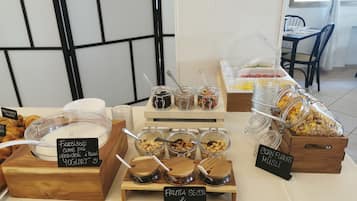 Desayuno buffet (EUR 7 por persona)