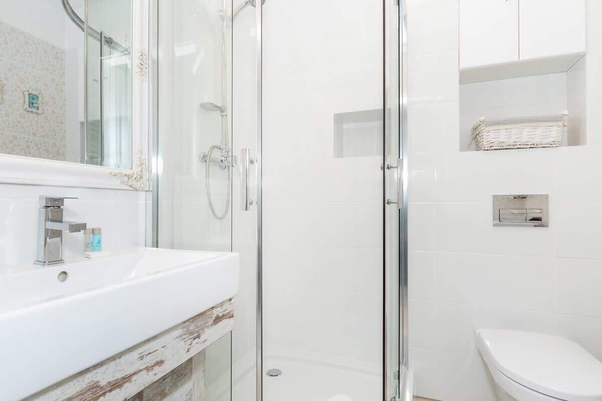 Dusche, kostenlose Toilettenartikel, Shampoo