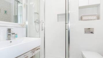 Dusche, kostenlose Toilettenartikel, Shampoo
