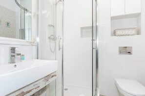 Regadera, amenidades de baño gratuitas, shampoo 