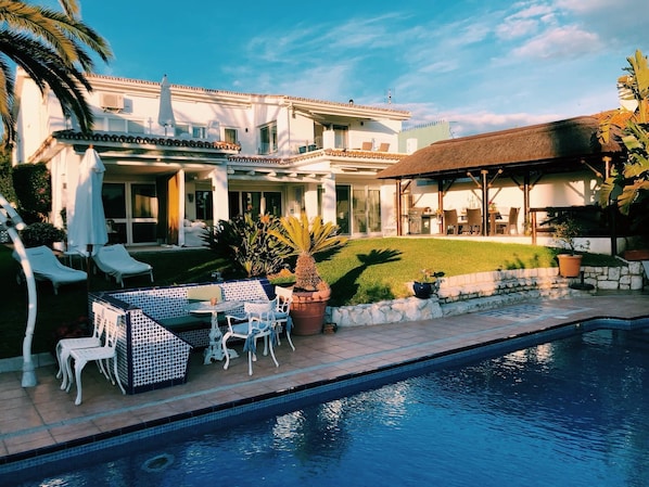 Una piscina al aire libre, cabañas de piscina gratuitas, sombrillas