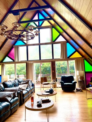 Téléviseur connecté, foyer, lecteur de DVD, table de baby-foot