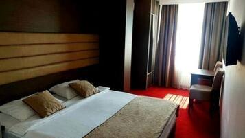 Single Room | Premium bedding, blackout drapes, soundproofing, free cribs/infant beds