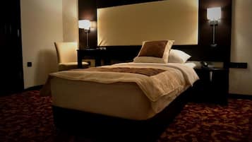Quarto casal standard | Roupas de cama premium, cortinas blackout, quartos à prova de som