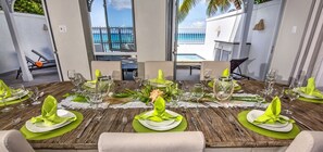 Outdoor dining - Villa Westshore (Weston)