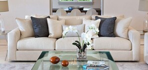 TV - Villa Cocomaya (Orange Hill)