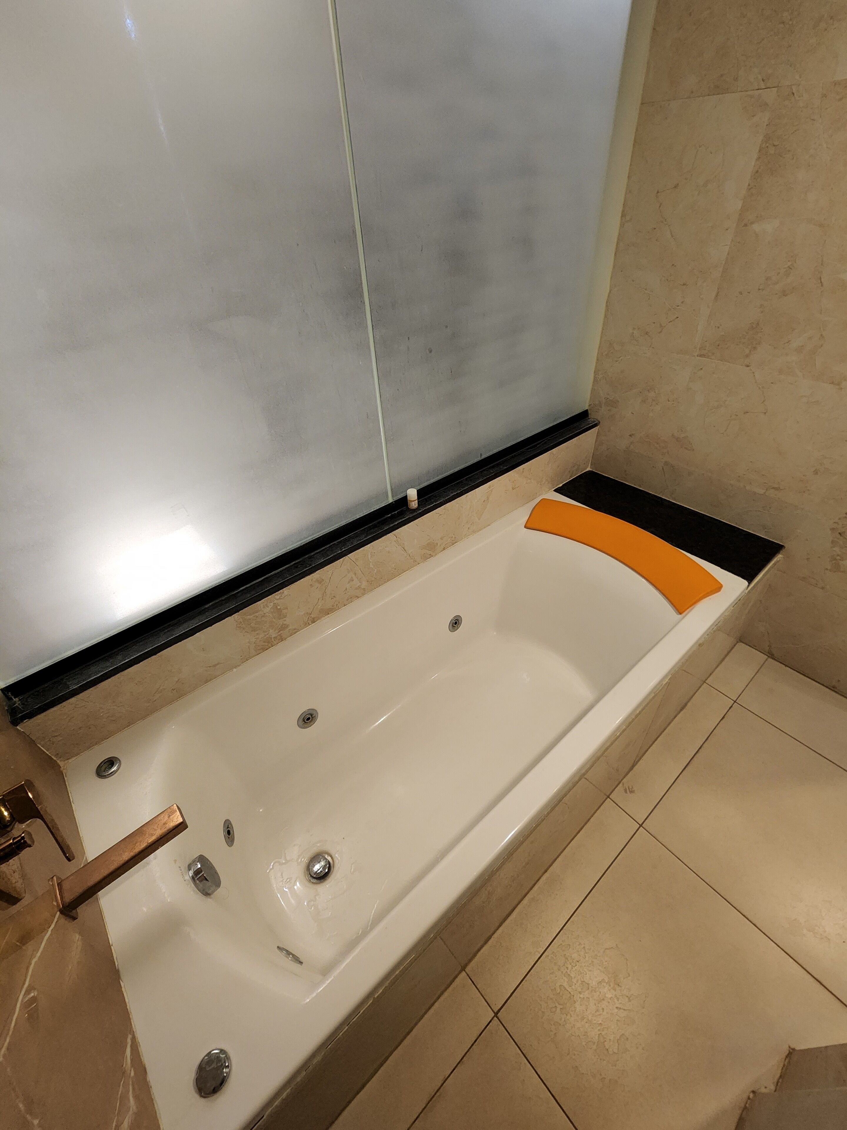 Ein modernes Badezimmer mit Badewanne, Duschbereich und Toilette.
