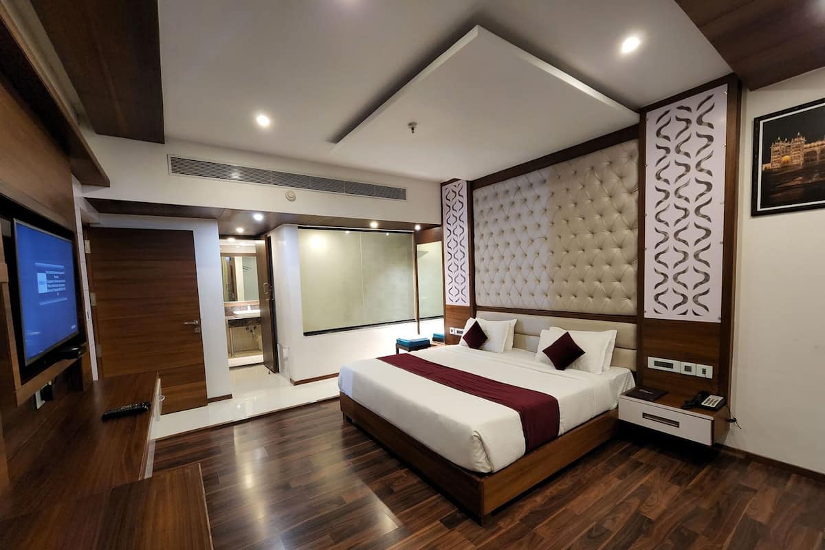 Ropa de cama de alta calidad y caja de seguridad en la habitación