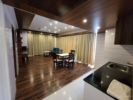 Suite Room | Living room | 32-inch flat-screen TV with cable channels, TV