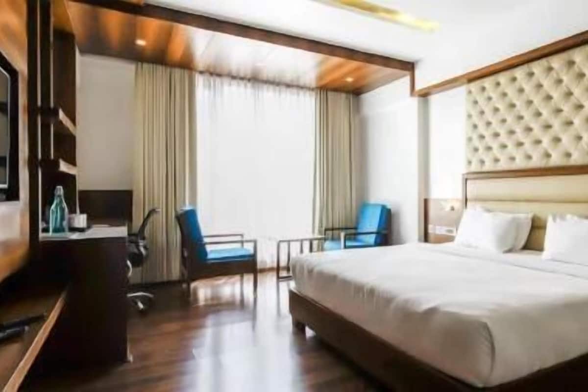 Ropa de cama de alta calidad y caja de seguridad en la habitación