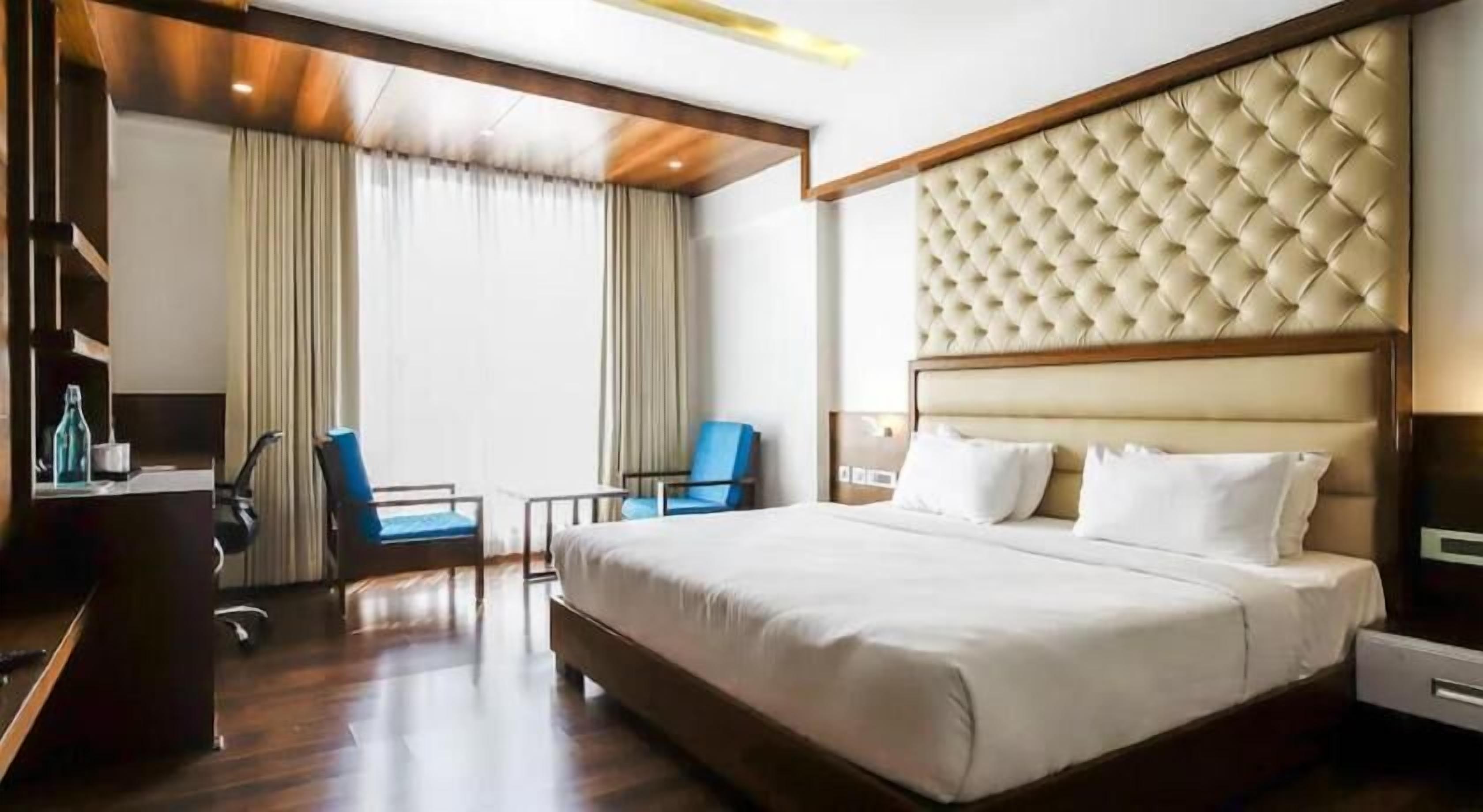 Premium bedding, in-room safe, desk, laptop workspace