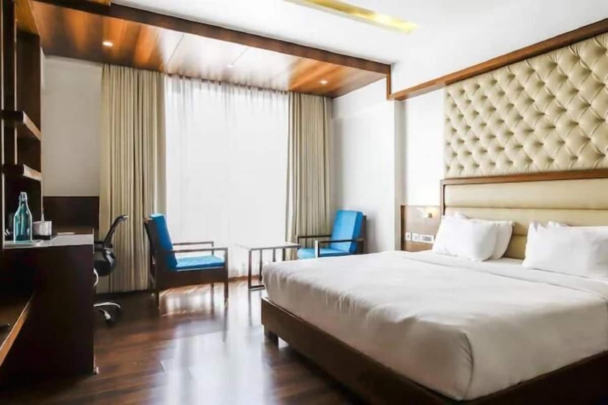 Ropa de cama de alta calidad y caja de seguridad en la habitación