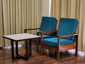 Ropa de cama de alta calidad y caja de seguridad en la habitación 