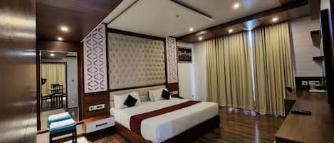 Suite Room | In-room safe, desk, laptop workspace, blackout curtains