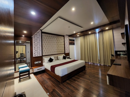 Suite Room | 1 bedroom, premium bedding, in-room safe, desk