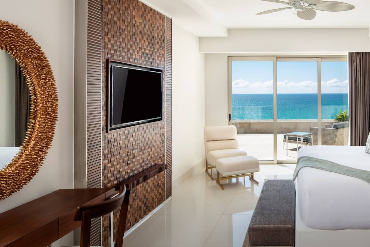 Junior Suite Ocean View 1 King Bed | Hypo-allergenic bedding, free minibar, in-room safe