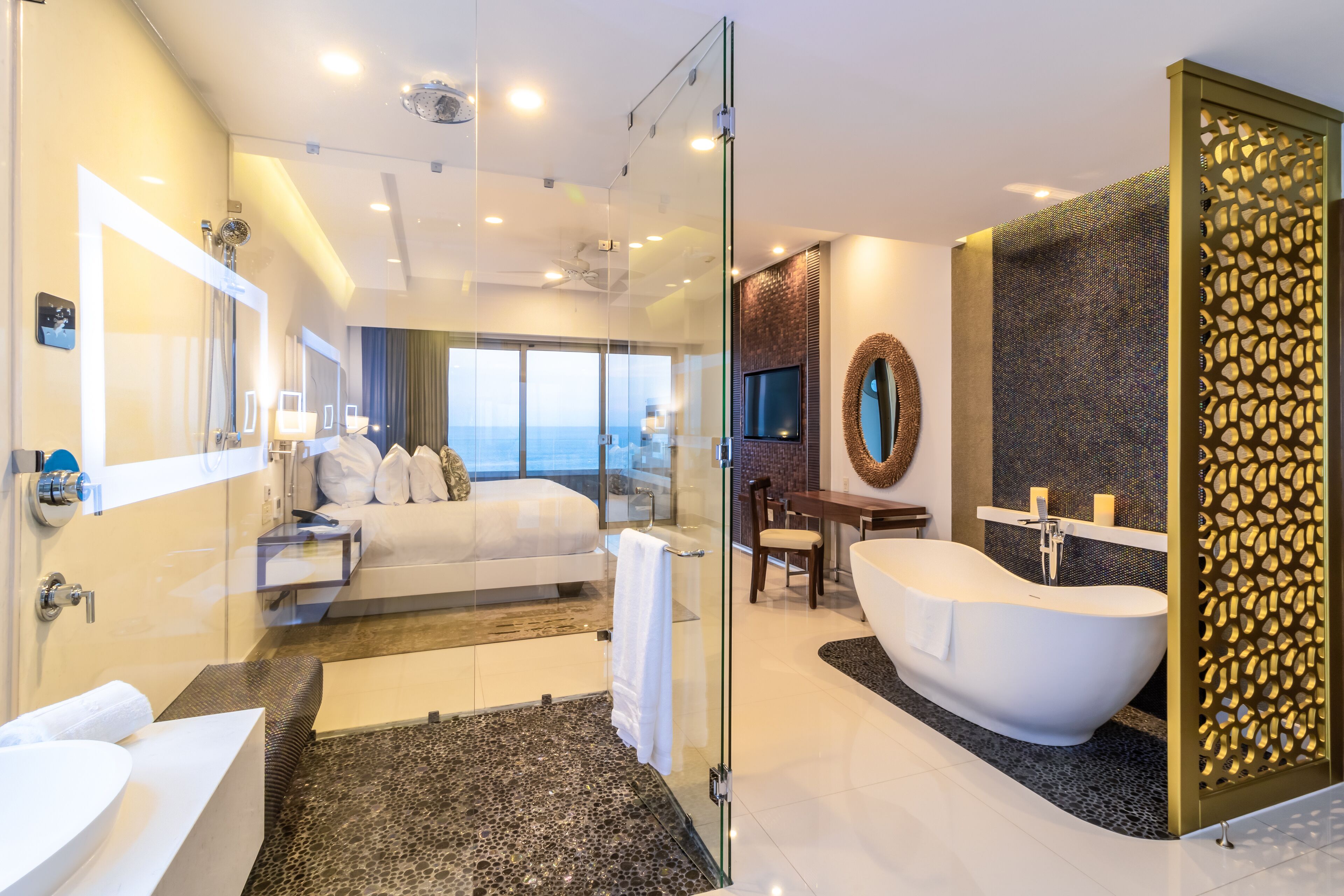 3 Bed Loft Ocean View | 浴室 | 独立的浴缸和淋浴、深泡浴缸、免 费洗浴用品、吹风机