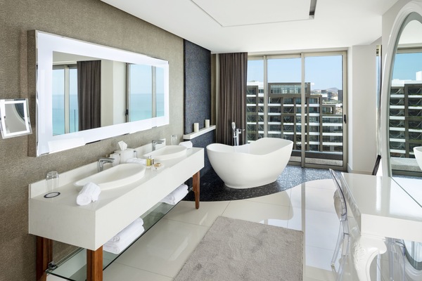 4 Bedroom Penthouse Ocean Front | Bathroom | Separate tub and shower, deep soaking tub, free toiletries, hair dryer