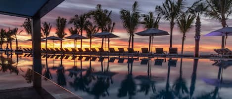 8 piscines extérieures, parasols de plage