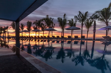 8 piscinas al aire libre, sombrillas