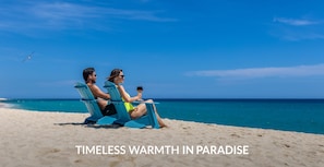 A la platja, gandules de platja i para-sols per a la platja